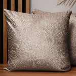 Dekorační povlak na polštář 55x55 cm z béžové velurové tkaniny s texturou "kapek"