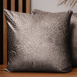 Dekorační povlak na polštář 55x55 cm z tmavě béžové velurové tkaniny s texturou "kapek"