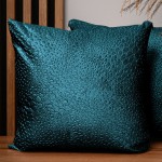 Dekorační povlak na polštář 55x55 cm z tyrkysové velurové látky s texturou "kapek"