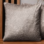 Dekorační povlak na polštář 60x60 cm z tmavě béžové velurové tkaniny s texturou "kapek"