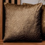 Dekorační povlak na polštář 60x60 cm z velurové tkaniny karamelové barvy s texturou "kapek"