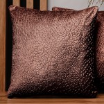 Dekorační povlak na polštář 60x60 cm z červenohnědé velurové tkaniny s texturou "kapek"