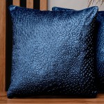 Dekorační povlak na polštář 60x60 cm z modré velurové látky s texturou "kapek"