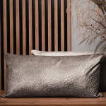 Dekorační povlak na polštář 40x80 cm z tmavě béžové velurové tkaniny s texturou "kapek"