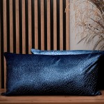 Dekorační povlak na polštář 40x80 cm z modré velurové látky s texturou "kapek"