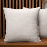 Dekorační povlak na polštář 55x55 cm ve světle šedé barvě v imitaci kožešiny