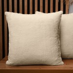 Dekorační povlak na polštář 55x55 cm z imitace kožešiny v krémové barvě