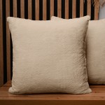 Dekorační povlak na polštář 55x55 cm z imitace kožešiny v pískové barvě