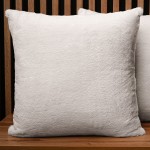 Dekorační povlak na polštář 60x60 cm ve světle šedé barvě v imitaci kožešiny