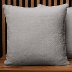 Dekorační povlak na polštář 60x60 cm v šedé barvě s imitací kožešiny