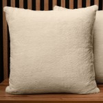 Dekorační povlak na polštář 60x60 cm z imitace kožešiny v krémové barvě