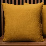 Dekorační povlak na polštář 60x60 cm ve žluté barvě v imitaci kožešiny