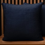 Dekorační povlak na polštář 60x60 cm v tmavě modré barvě v imitaci kožešiny